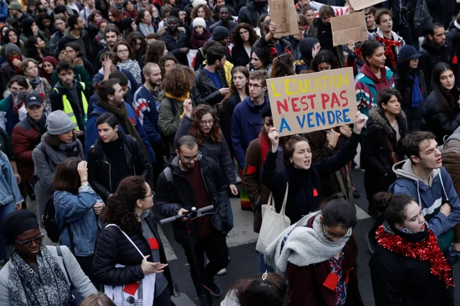 Na ulice so odšli tudi dijaki, ki nasprotujejo reformi preizkusov znanja in strožjim zahtevam za sprejem na fakultete. FOTO: AFP