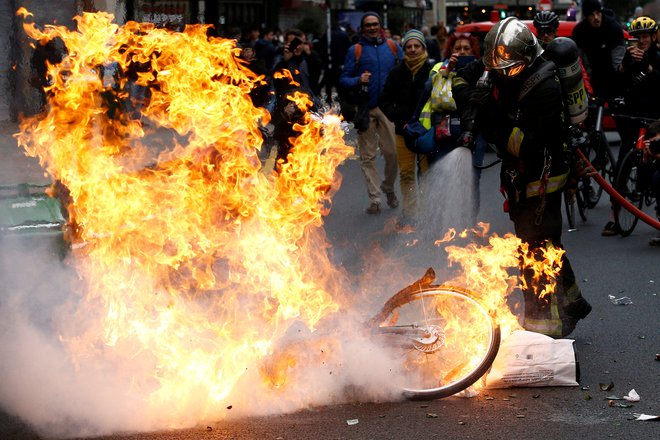 Protestniki so zažigali avtomobile, smetnjake, kolesa ... Škode je sicer manj kot v preteklem koncu tedna. FOTO: Stephane Mahe/Reuters