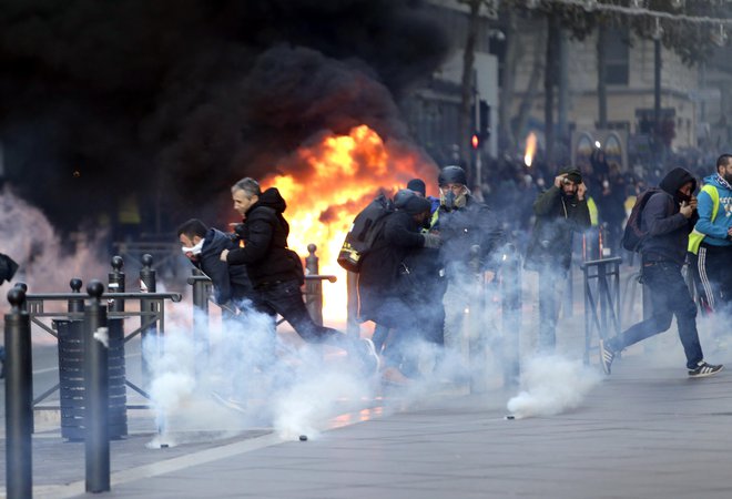 Nasilno je bilo tudi v nekaterih drugih mestih. Tako je bilo v Marseillu. FOTO: Claude Paris/AP