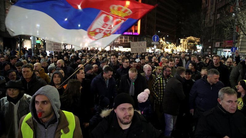 Fotografija: V Beogradu so vajeni protestov, sinočnje mirne demonstracije proti nasilju nad opozicijo, so minile brez incidentov in večjih posredovanj policije. FOTO: Marko Djurica/Reuters
