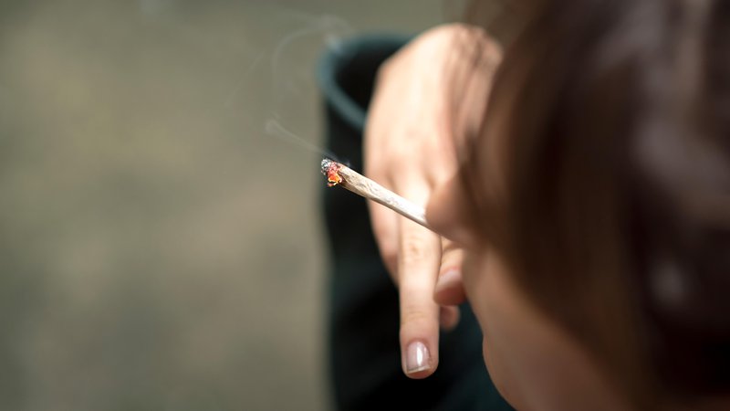 Fotografija: Po podatkih Svetovne zdravstvene organizacije vsako leto po svetu za posledicami kajenja umre okoli šest milijonov ljudi. FOTO: Shutterstock