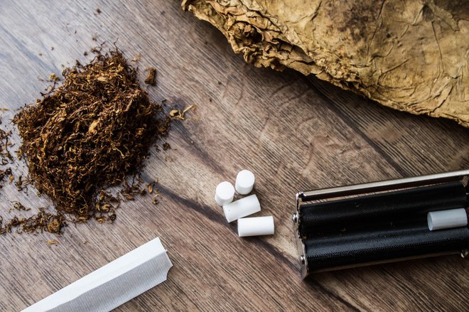V povprečju so bili kadilci tobaka mlajši, pogosteje so bili predstavniki moškega spola ter socialno šibkejši. FOTO: Shutterstock