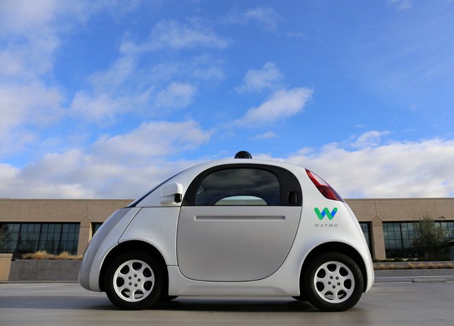 Googlov waymo nima voznika le, če zamižimo na obe očesi. FOTO: Google