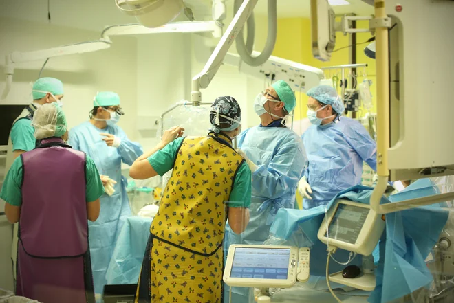 Operacija na Kliničnem oddeleku za kardiologijo na UKC Ljubljana. FOTO: Jure Eržen/Delo