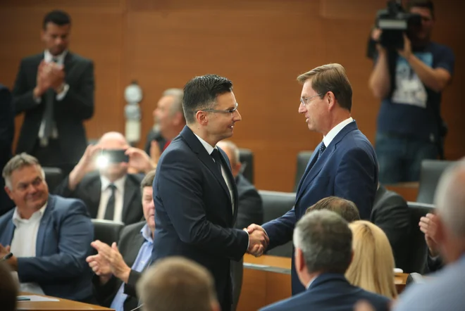 Po volitvah je Miro Cerar položaj in pisarno predsednika vlade moral predati Marjanu Šarcu. FOTO: Jure Eržen/Delo