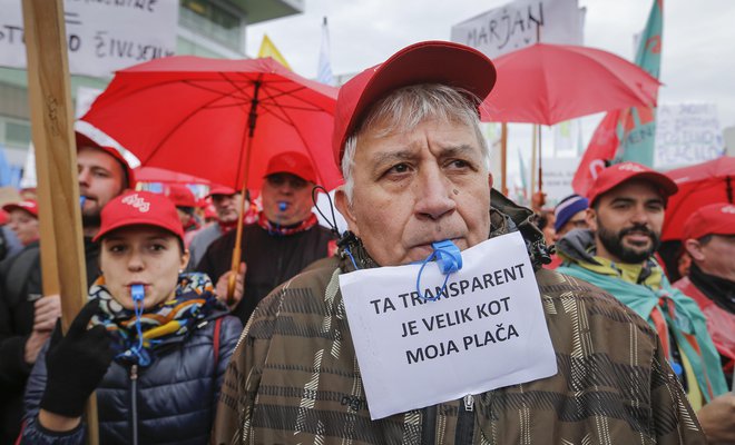 Protestni shod v organizaciji Zveze svobodnih sindikatov Slovenije in Konfederacije sindikatov Slovenije Pergam. FOTO: Jože Suhadolnik/Delo