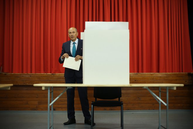 Janez Janša na volišču v Šentilju pri Velenju. FOTO: Jure Eržen/Delo