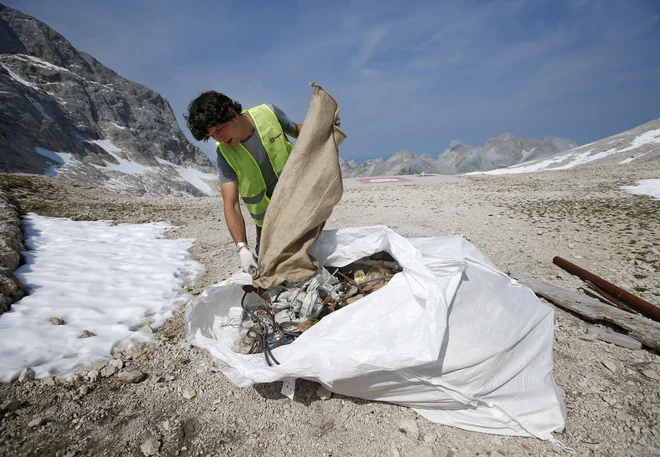 Na Kredarici za odvoz vsak mesec pripravijo okrog 10 ton smeti, kar jih stane približno 60.000 evrov letno. FOTO: Matej Družnik