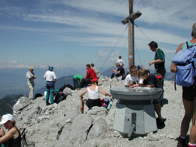 Oskrbniki planinskih koč so že večkrat izrazili nejevoljo nad planinci, ki izkoriščajo gostoljubnost slovenskih koč. FOTO: Arhiv Dela