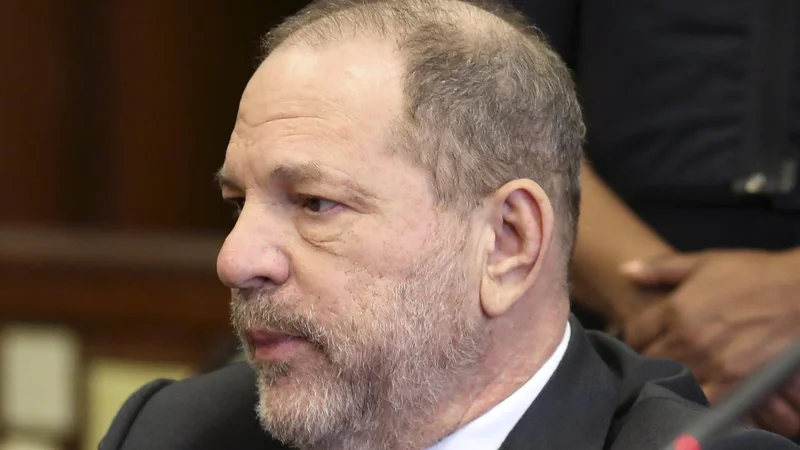 Fotografija: Harvey Weinstein je nemo poslušal sodnika, ki je odločil, da se sojenje nadaljuje. FOTO: Alec Tabak/AP