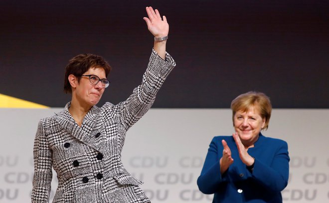 Angela Merkel in njena kopija Annegret Kramp-Karrenbauer FOTO: Reuters