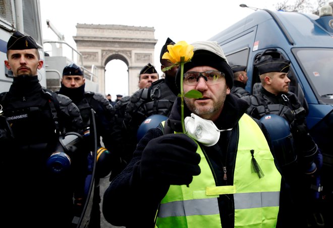 Francija v rumeni barvi FOTO: Reuters
