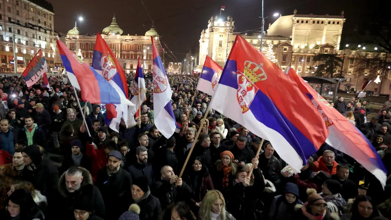 Fotografija: En izmed razlogov, da na protestih proti krvavim srajcam ni bilo več ljudi, so gotovo tudi mediji, ki so pod močnim vplivom Vučića. FOTO: Marko Djurica/Reuters