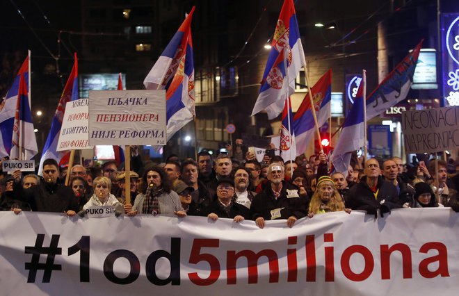 »1 od 5 milijonov« je slogan, pod katerim se je na beograjskih ulicah sinoči. FOTO: Darko Vojinovic/Ap