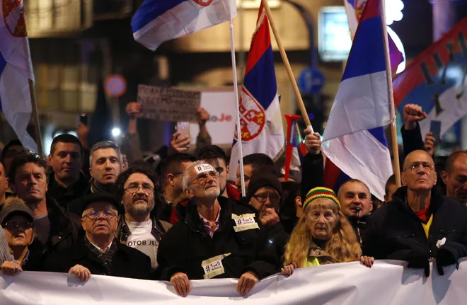 En izmed razlogov, da na protestih proti krvavim srajcam ni bilo več ljudi, so gotovo tudi mediji, ki so pod močnim vplivom Vučića. FOTO: Darko Vojinovic/Ap