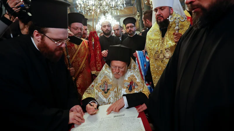 Fotografija: Patriarh Bartolomej je listino, ki jo imajo Ukrajinci za zgodovinsko, podpisal v istanbulski cerkvi sv. Jurija. FOTO: Murad Sezer/Reuters