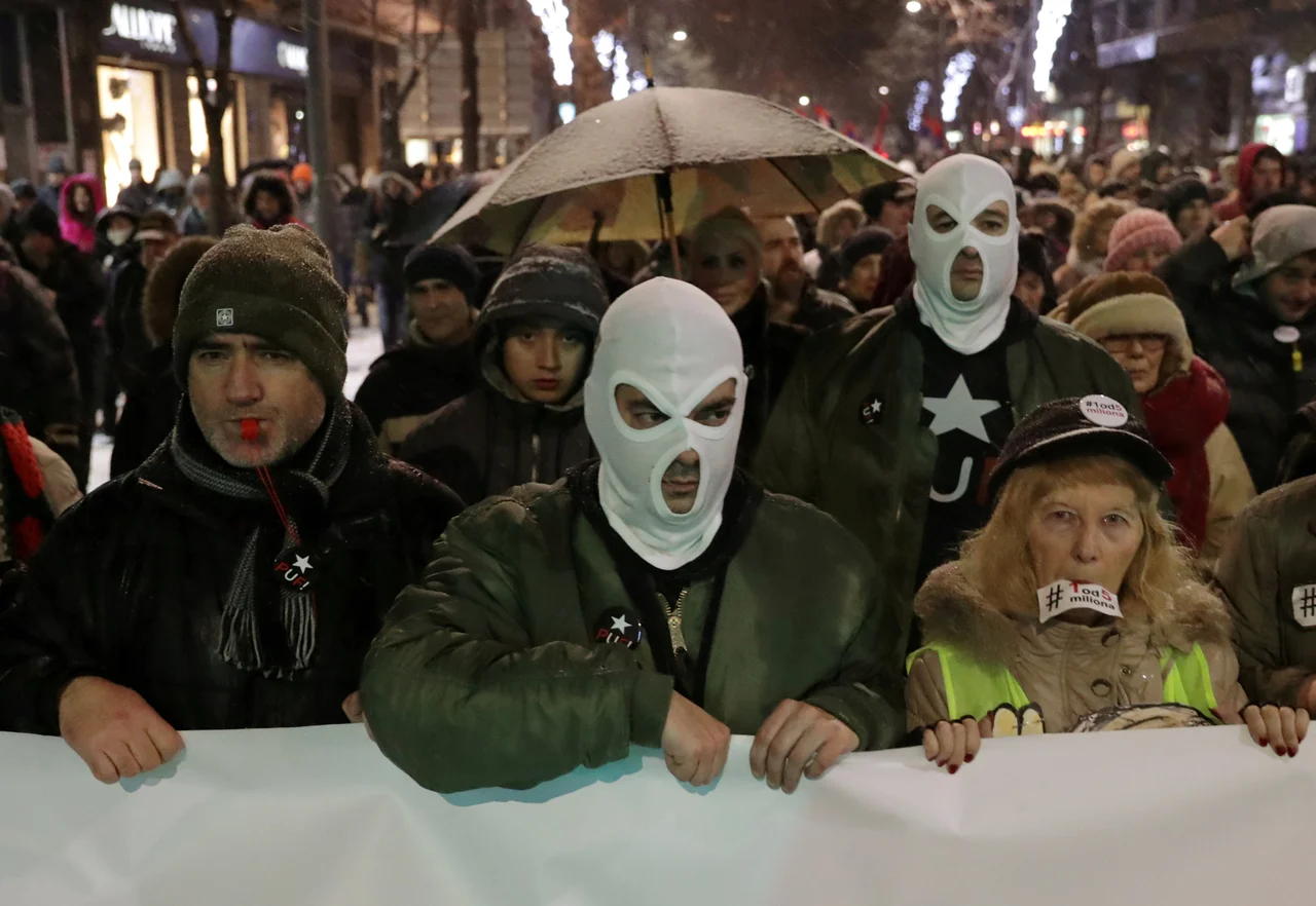 Fotografija: Široke ljudske množice obožujejo avtoritarne politike, ki svoj uspeh gradijo na demagogiji. FOTO: Marko Djurica/Reuters