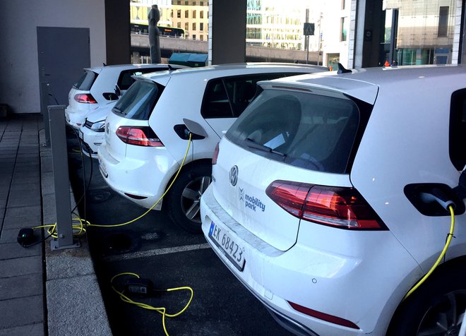 Parkirani električni avtomobili v Oslu. Na norveškem se je lani delež električnih avtomobilov znotraj prodaje vseh povečal na 31 odstotkov. FOTO: Terje Solsvik/Reuters