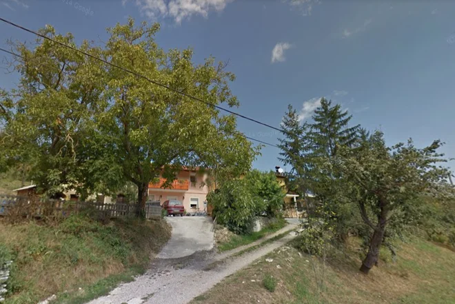 Nekoč je bila to ena domačija pr Girič, danes razdeljena na tri hiše, desna pot vodi do kraja zločina, pokojnega Angela in hudo potolčene Milke. FOTO: GM
