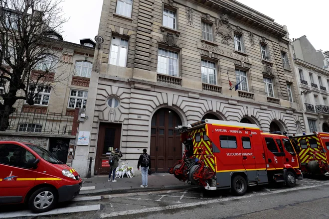 Ljudje so se poklonili žrtvam in ranjenim v eksploziji. FOTO: Thomas Samson/Afp