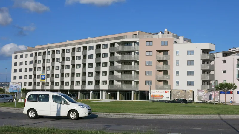 Fotografija: Stanovanja na Ferrarski cesti, nasproti koprskega sodišča, bo po pričakovanjih mogoče kupiti še pred poletjem. FOTO Boris Šuligoj