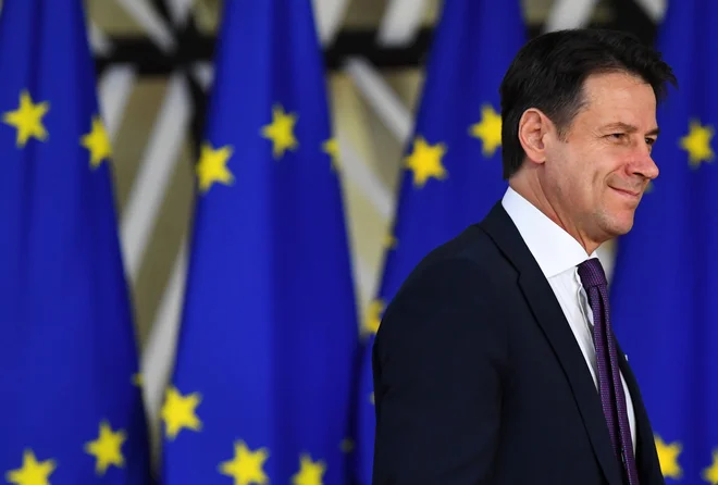 Zdaj traja nekakšna vmesna faza, značilno je, da ekonomske razmere v Italiji ne dopuščajo krize, tudi zato ima premier Giuseppe Conte morda manj zvezane roke. FOTO: Dylan Martinez/Reuters