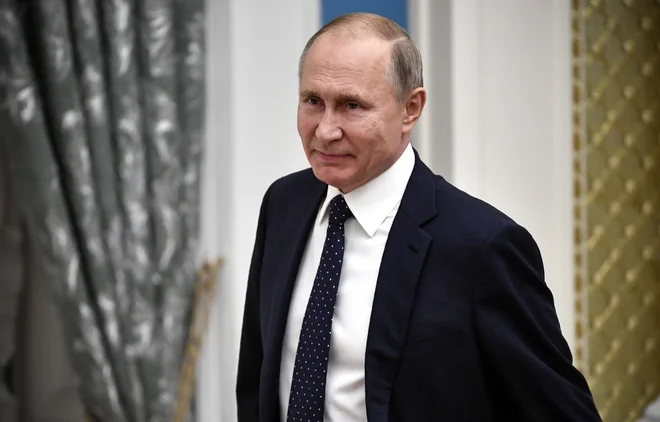 Po napovedih Vučićeve Srbske napredne stranke (SNS) bo Putina v Beogradu pričakalo 200.000 ljudi. FOTO: Alexander Nemenov/Reuters
