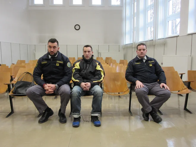 Ne glede na to, kakšna bo odločitev sodišča, Jaka Ulčnik ne bo nič dalj za zapahi. Prestaja namreč že 30-letno zaporno kazen zaradi umora brata. FOTO: Špela Kuralt/Delo