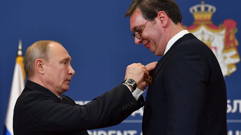 Fotografija: Vladimir Putin je odlikoval srbskega kolega Aleksandra Vučića. Foto: AFP