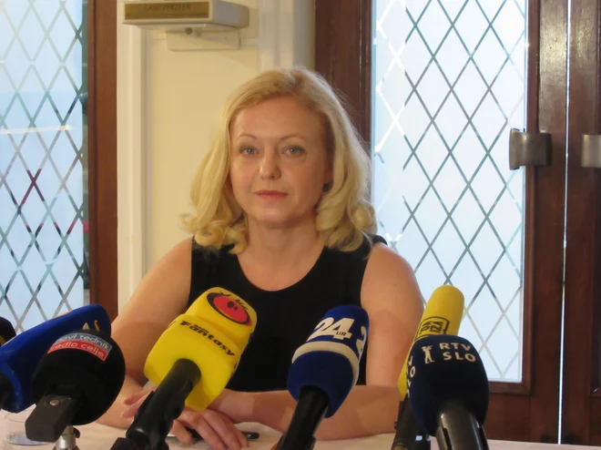 Tina Kosi na današnji novinarski konferenci v celjskem gledališču. FOTO: Špela Kuralt/Delo