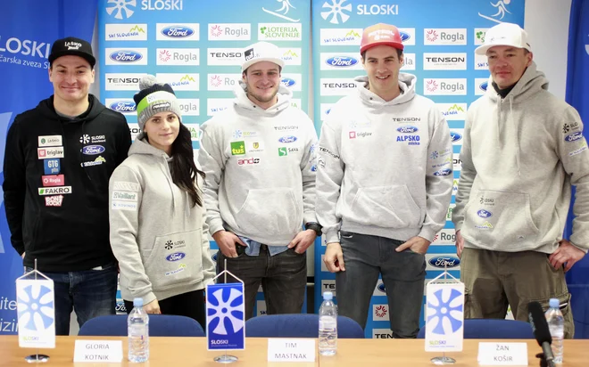 Slovenija bo imela na Rogli štiri kandidate za najvišja mesta (z leve): Roka Marguča, Glorio Kotnik, Tima Mastnaka in Žana Koširja. Desno trener in postavljalec proge Izidor Šušteršič. FOTO: Roman Šipić/Delo