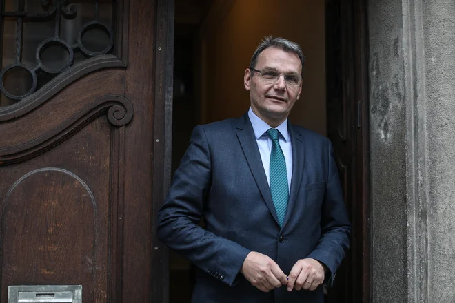 Marjan Podobnik, predsednik SLS: &raquo;Za stranko, ki je bila nekoč organizacijsko ena izmed najmočnejših, je ponovna vzpostavitev ustrezne aktivnosti na celotnem ozemlju Slovenije zelo zahteven izziv.&laquo; FOTO: Voranc Vogel