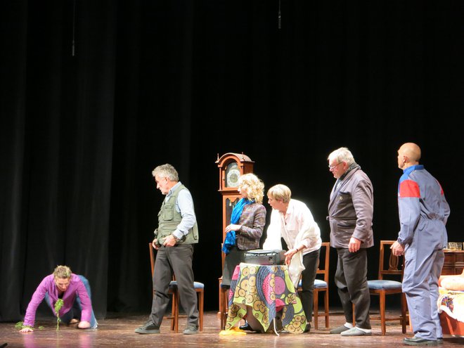 Predstava ljubiteljskega Beneškega gledališča, ki so delo Alda Nicolaja La prova generale uprizorili s poslovenjenim naslovom Glauna vaja 6. januarja letos. FOTO: Novi Matajur