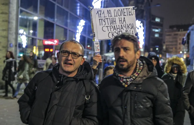 Delov novinar Novica Mihajlović ob igralcu Branislavu Trifunoviću, ki je zahteve protestnikov skušal pojasniti v pogovoru za Delo. FOTO: Jože Suhadolnik/Delo