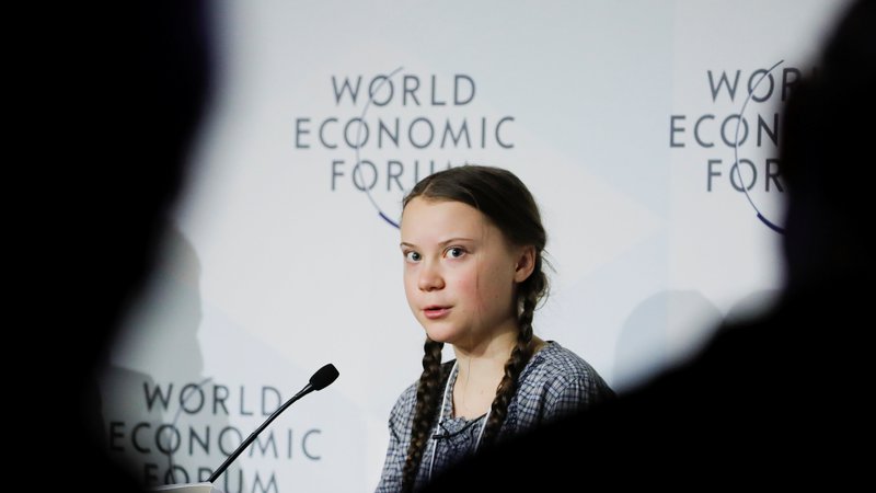 Fotografija: Šestnajstletna Švedinja je sprožila gibanje petkov za prihodnost (FridaysForFuture). FOTO: Arnd Wiegmann/Reuters