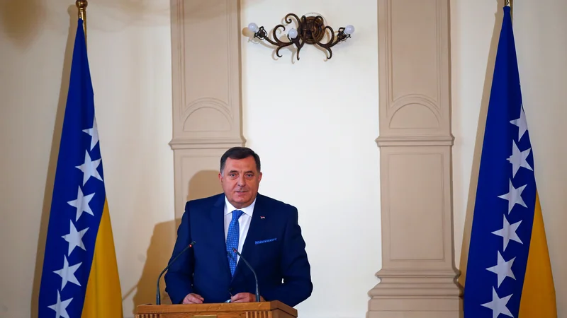 Fotografija: Milorad Dodik (na fotografiji) se je s kolegoma Željkom Komšićem in Šefikom Džaferovićem vrnil iz Bruslja s praznimi obljubami. Foto Reuters