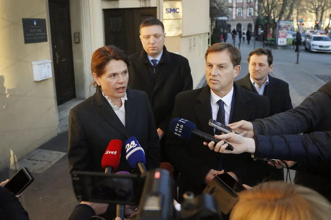 »Prepričana sva, da smo v SMC in SAB sposobni sestaviti kakovostno listo in na evropskih volitvah doseči odličen rezultat,« je dejala Alenka Bratušek. FOTO: Leon Vidic/delo