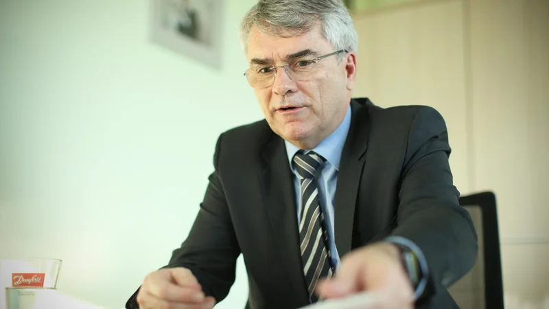 Fotografija: Aleksander Zalaznik, generalni direktor podjetja Danfoss Trata in prvi mož Združenja Manager opozarja, da Sloveniji manjka celovit pogled, kako se lotiti vprašanja plač: "Enkrat želijo višje plače šolniki, drugič zaposleni v zdravstvu, pritiski so z leve in desne, da je treba znižati obdavčitev. A vse to so parcialni ukrepi," razlaga.
FOTO: Jure Eržen