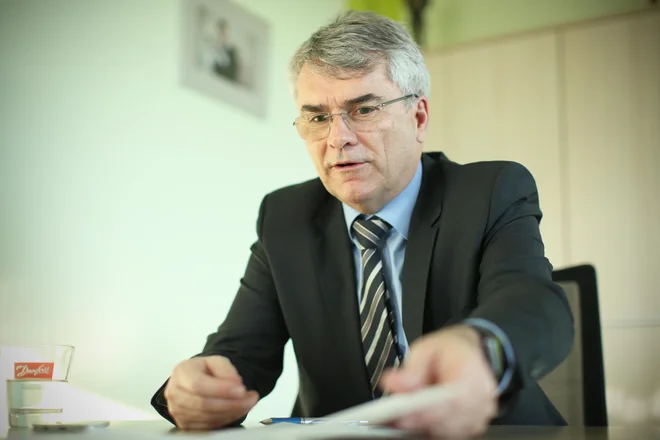 Aleksander Zalaznik, generalni direktor podjetja Danfoss Trata in prvi mož Združenja Manager opozarja, da Sloveniji manjka celovit pogled, kako se lotiti vprašanja plač: &quot;Enkrat želijo višje plače šolniki, drugič zaposleni v zdravstvu, pritiski so z leve in desne, da je treba znižati obdavčitev. A vse to so parcialni ukrepi,&quot; razlaga.&nbsp;<br />
<br />
FOTO: Jure Eržen