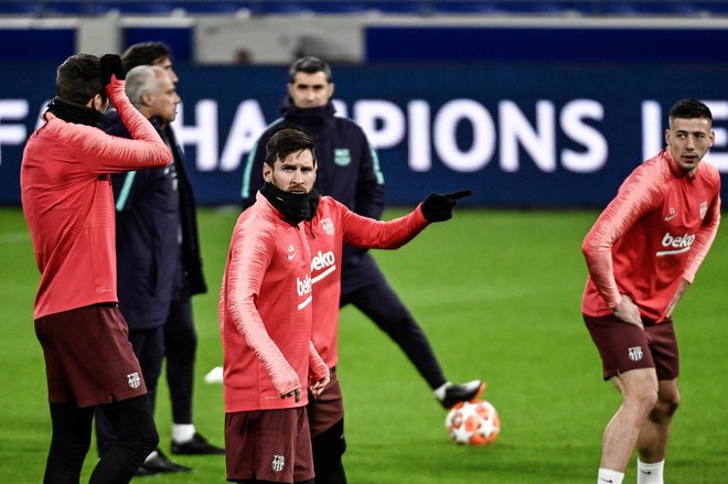 Tudi Lionel Messi je preizkusil travnato površino na štadionu Lyona. FOTO: AFP