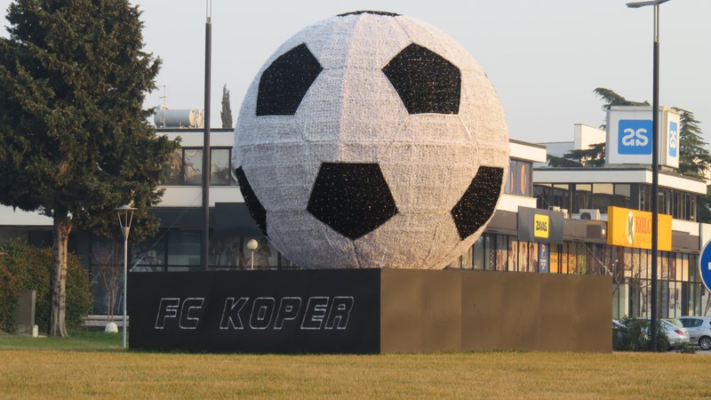 Fotografija: Novoletna žoga na krožišču pred koprskim stadionom Foto Nataša Čepar