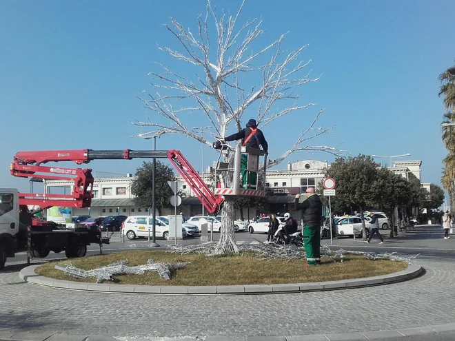 V Kopru se še sprašujejo, kam z vsemi okraski. Foto Nataša Čepar