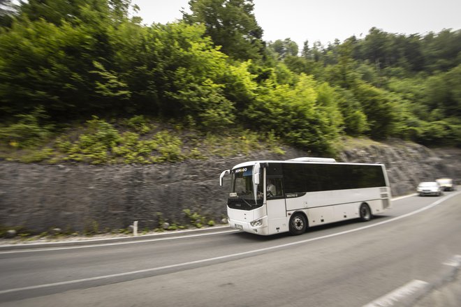 Avtobusi bodo vozili čez Logatec in Žiri. FOTO: Voranc Vogel/Delo