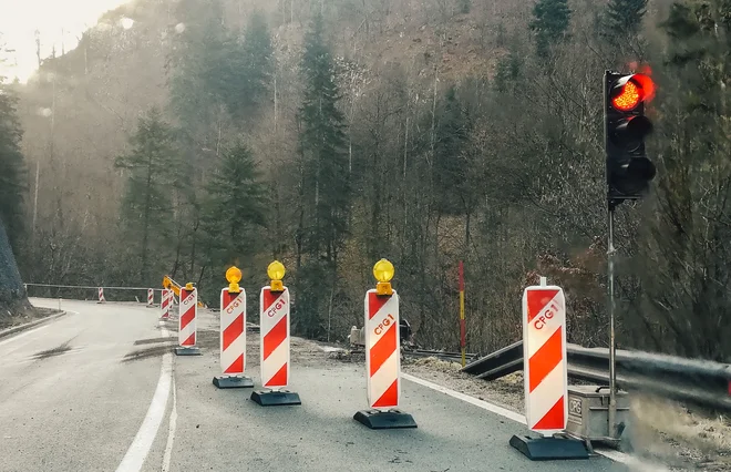 V Zali je tudi v teh dneh postavljen semafor. FOTO: Anja Intihar