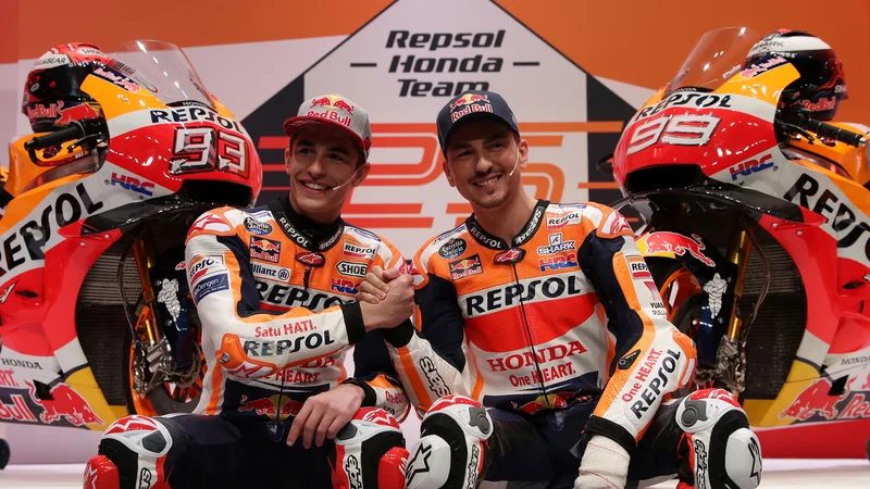 Fotografija: Petkratni prvak motogp Marc Marquez (levo) in trikratni šampion Jorge Lorenzo se po letih rivalstva veselita sodelovanja pri Hondi. FOTO: Reuters