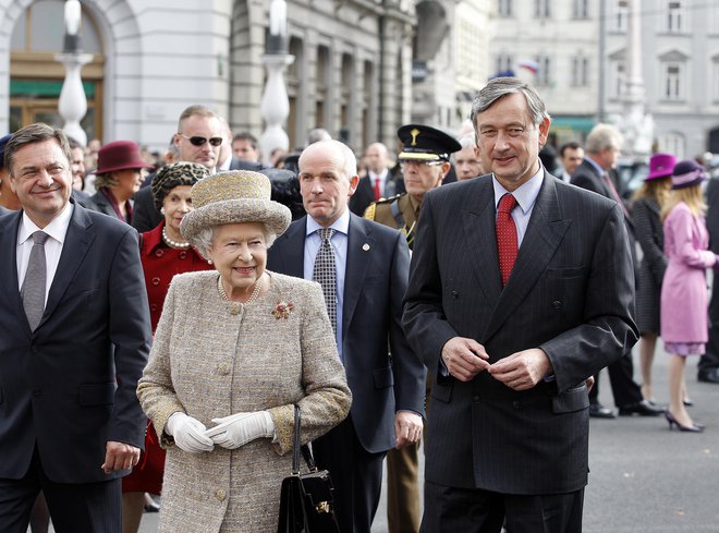 Britanska kraljica Elizabeta II. med obisku v Sloveniji skupaj z nekdanjim predsednikom Danilom Türkom. FOTO: Blaž Samec/DELO 