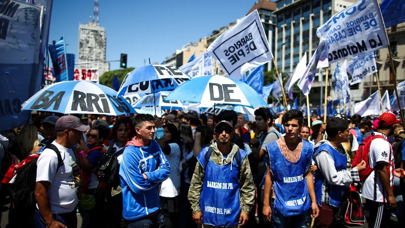 Fotografija: Z višanjem cene elektrike, vode in nepremičnin se po državi krepijo tudi protesti. FOTO: Reuters