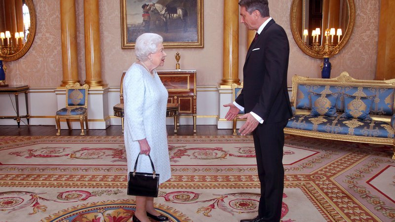 Fotografija: Srečanje britanske kraljice Elizabete II. in slovenskega predsednika Boruta Pahorja je, kot so sporočili iz njegovega kabineta, trajalo dlje, kot je bilo sprva predvideno, vsebine pogovora pa po pričakovanjih ni razkrila nobena stran. FOTO: DPA/STA