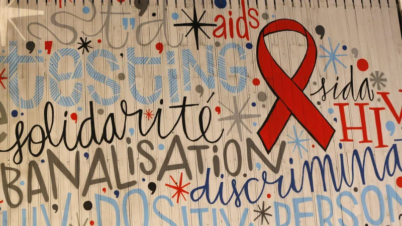 Fotografija: Nedopustno je, da osebe, okužene z virusom hiv, še vedno doživljajo diskriminacijo v zdravstvu in javnem življenju! FOTO: Reuters