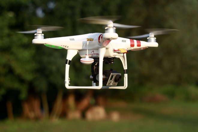 Drone naj bi integrirali v dostavne logistične procese. FOTO: Leon Vidic/Delo